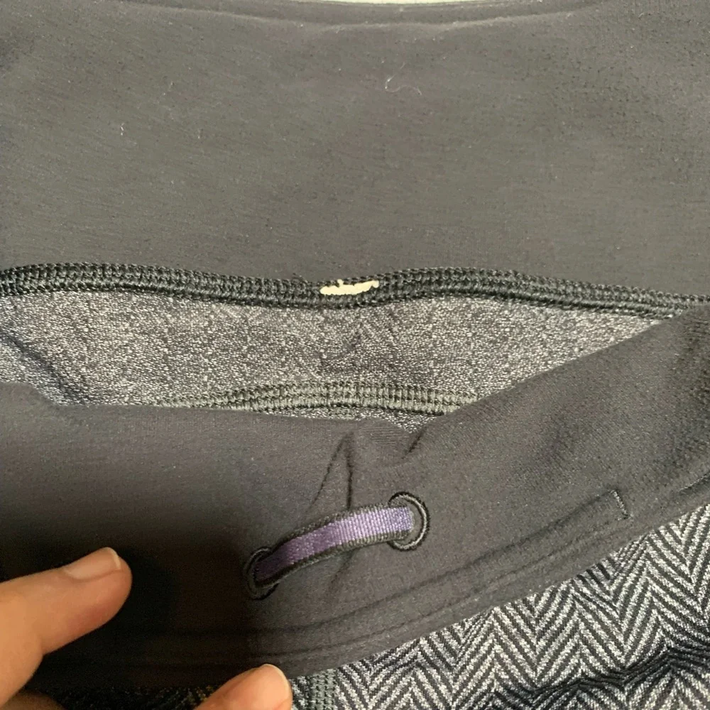 Lululemon Herringbone leggings. Black/gray. Size 8. - Picture 3 of 12